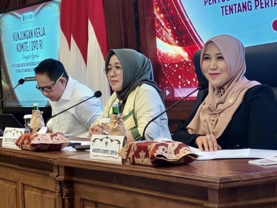Senator asal Jawa Timur, Lia Istifhama (paling kanan), tersenyum ramah saat mendampingi pimpinan Komite I DPD RI dalam rapat pembahasan Daftar Inventarisasi Masalah (DIM) RUU Pertanahan di Kantor Gubernur Jatim, Senin (14/9).