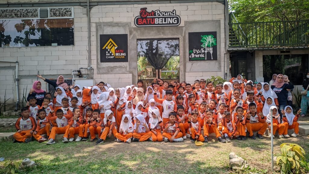 Siswa dan guru pendamping kelas 2 SDN Kepatihan Bojonegoro berfoto bersama di depan Graha BatuBeling usai sukses mengikuti seluruh rangkaian kegiatan seru dan edukatif di Mbedidhink Outbound.
