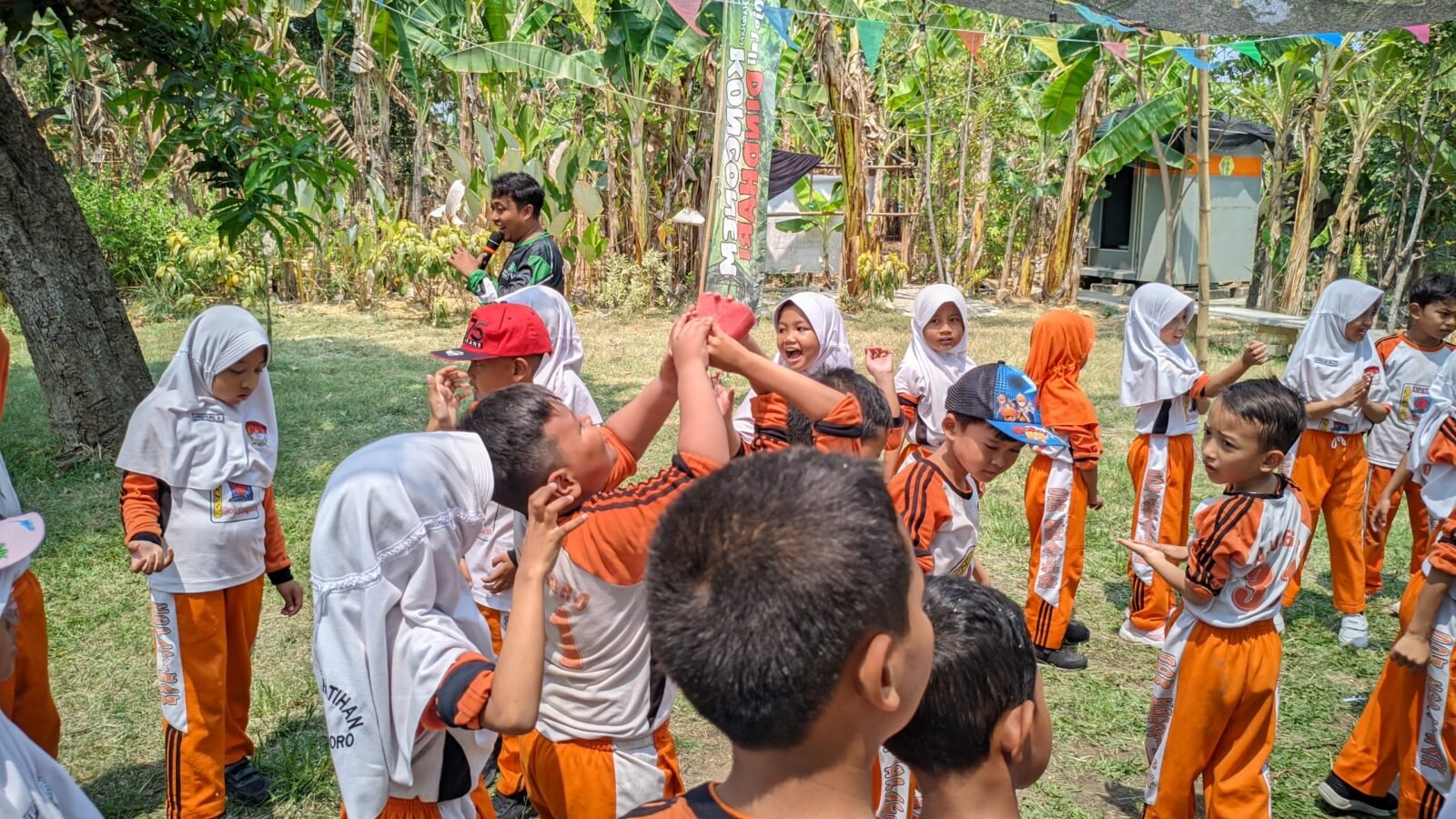 Penuh tawa dan keceriaan! Siswa kelas 2 SDN Kepatihan Bojonegoro antusias bekerja sama menyelesaikan tantangan *fun game* kelompok dalam kegiatan outbound edukatif di Mbedidhink Outbound, Bojonegoro.