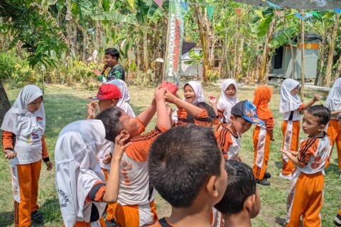 Penuh tawa dan keceriaan! Siswa kelas 2 SDN Kepatihan Bojonegoro antusias bekerja sama menyelesaikan tantangan *fun game* kelompok dalam kegiatan outbound edukatif di Mbedidhink Outbound, Bojonegoro.