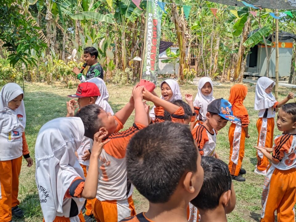 Penuh tawa dan keceriaan! Siswa kelas 2 SDN Kepatihan Bojonegoro antusias bekerja sama menyelesaikan tantangan *fun game* kelompok dalam kegiatan outbound edukatif di Mbedidhink Outbound, Bojonegoro.