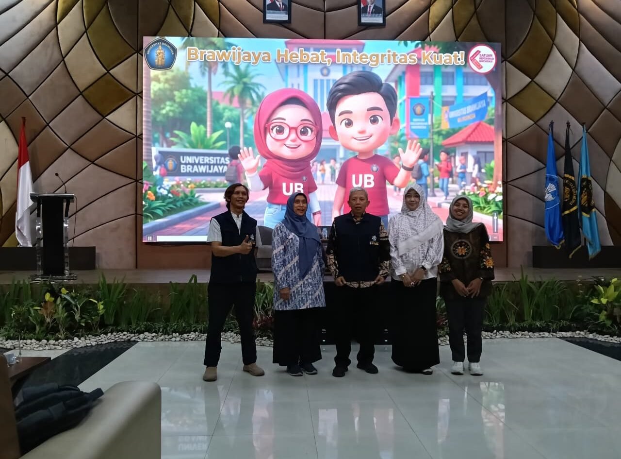 Jajaran pimpinan dan staf FSTeM Universitas Brawijaya berfoto bersama dengan latar belakang kampanye "Brawijaya Hebat, Integritas Kuat!" sebagai wujud nyata keseriusan fakultas dalam membangun Zona Integritas dan pelayanan publik yang transparan.