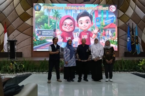 Jajaran pimpinan dan staf FSTeM Universitas Brawijaya berfoto bersama dengan latar belakang kampanye "Brawijaya Hebat, Integritas Kuat!" sebagai wujud nyata keseriusan fakultas dalam membangun Zona Integritas dan pelayanan publik yang transparan.