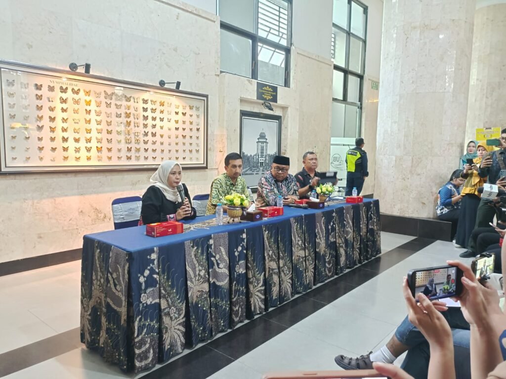 Suasana konferensi pers perwakilan Fakultas Kedokteran Universitas Brawijaya (FK UB) saat memberikan klarifikasi resmi kepada awak media guna meluruskan simpang siur informasi terkait insiden jatuhnya salah satu mahasiswa mereka.