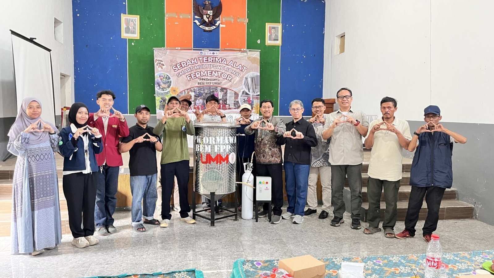 Tim PPK Ormawa BEM FPP UMM bersama dosen pendamping dan anggota KTH Wono Klampok Lestari berfoto bersama usai serah terima alat Smart Multifunctional Fermentor di Desa Klampok, Kecamatan Singosari, Kabupaten Malang.