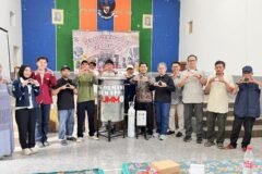 Tim PPK Ormawa BEM FPP UMM bersama dosen pendamping dan anggota KTH Wono Klampok Lestari berfoto bersama usai serah terima alat Smart Multifunctional Fermentor di Desa Klampok, Kecamatan Singosari, Kabupaten Malang.