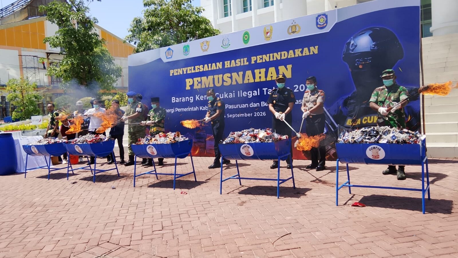 Kepala Kanwil DJBC Jawa Timur I, Rusman Hadi, Wabup Asrori bersama TNI AD, AU, AL dan Polri memusnahkan rokok ilegal