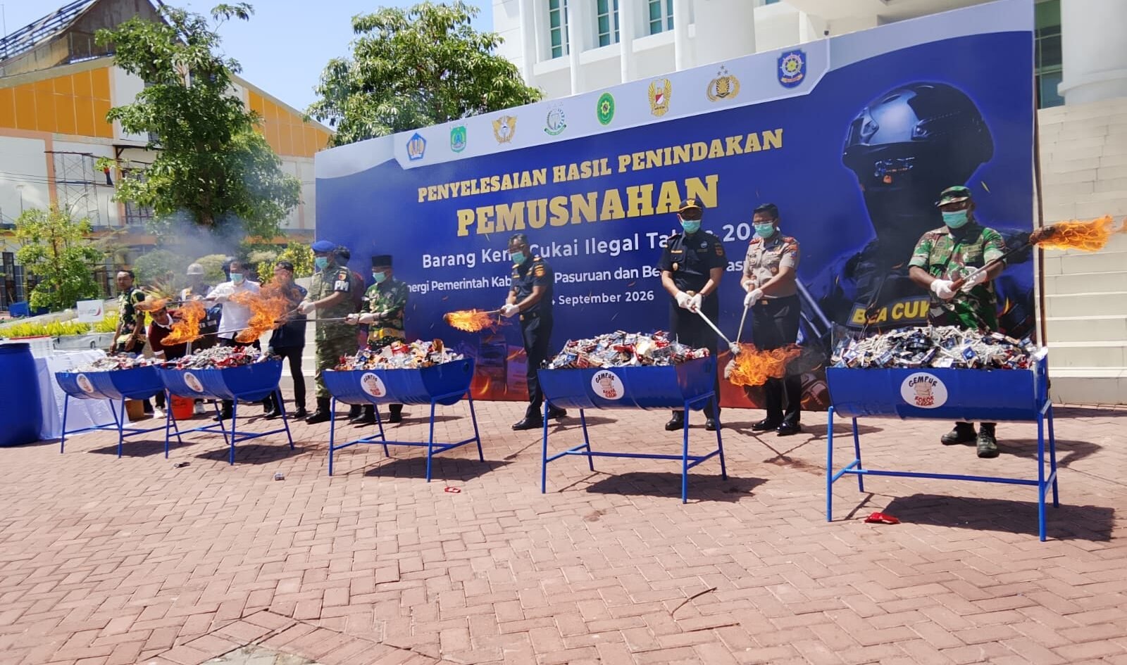 Kepala Kanwil DJBC Jawa Timur I, Rusman Hadi, Wabup Asrori bersama TNI AD, AU, AL dan Polri memusnahkan rokok ilegal