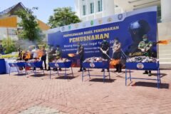 Kepala Kanwil DJBC Jawa Timur I, Rusman Hadi, Wabup Asrori bersama TNI AD, AU, AL dan Polri memusnahkan rokok ilegal