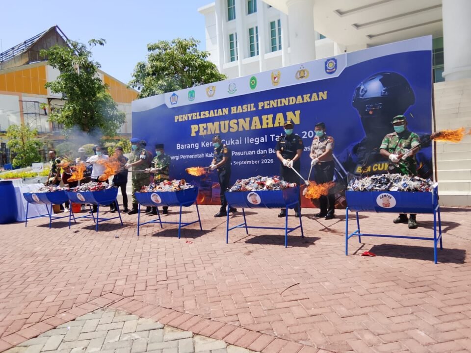 Kepala Kanwil DJBC Jawa Timur I, Rusman Hadi, Wabup Asrori bersama TNI AD, AU, AL dan Polri memusnahkan rokok ilegal