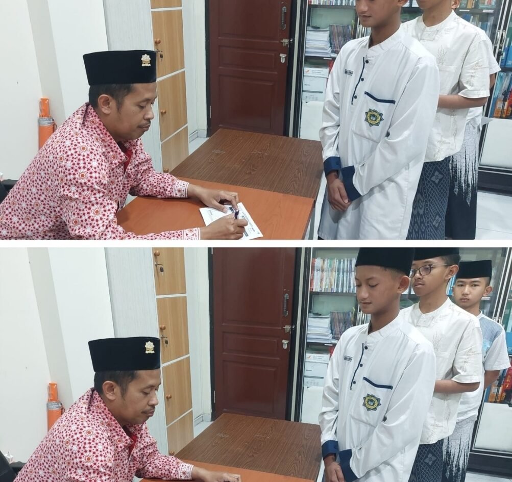 Santri SMP Ar-Rohmah Boarding School Putra secara tertib mengantre bimbingan dan pengecekan Kartu Kendali Mutu (KKM) bersama guru pendamping menjelang ujian. (Foto: Dok. Istimewa)
