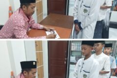 Santri SMP Ar-Rohmah Boarding School Putra secara tertib mengantre bimbingan dan pengecekan Kartu Kendali Mutu (KKM) bersama guru pendamping menjelang ujian. (Foto: Dok. Istimewa)