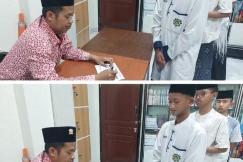 Santri SMP Ar-Rohmah Boarding School Putra secara tertib mengantre bimbingan dan pengecekan Kartu Kendali Mutu (KKM) bersama guru pendamping menjelang ujian. (Foto: Dok. Istimewa)