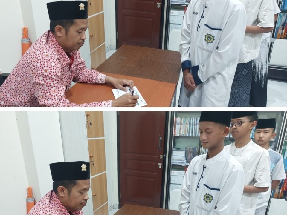Santri SMP Ar-Rohmah Boarding School Putra secara tertib mengantre bimbingan dan pengecekan Kartu Kendali Mutu (KKM) bersama guru pendamping menjelang ujian. (Foto: Dok. Istimewa)