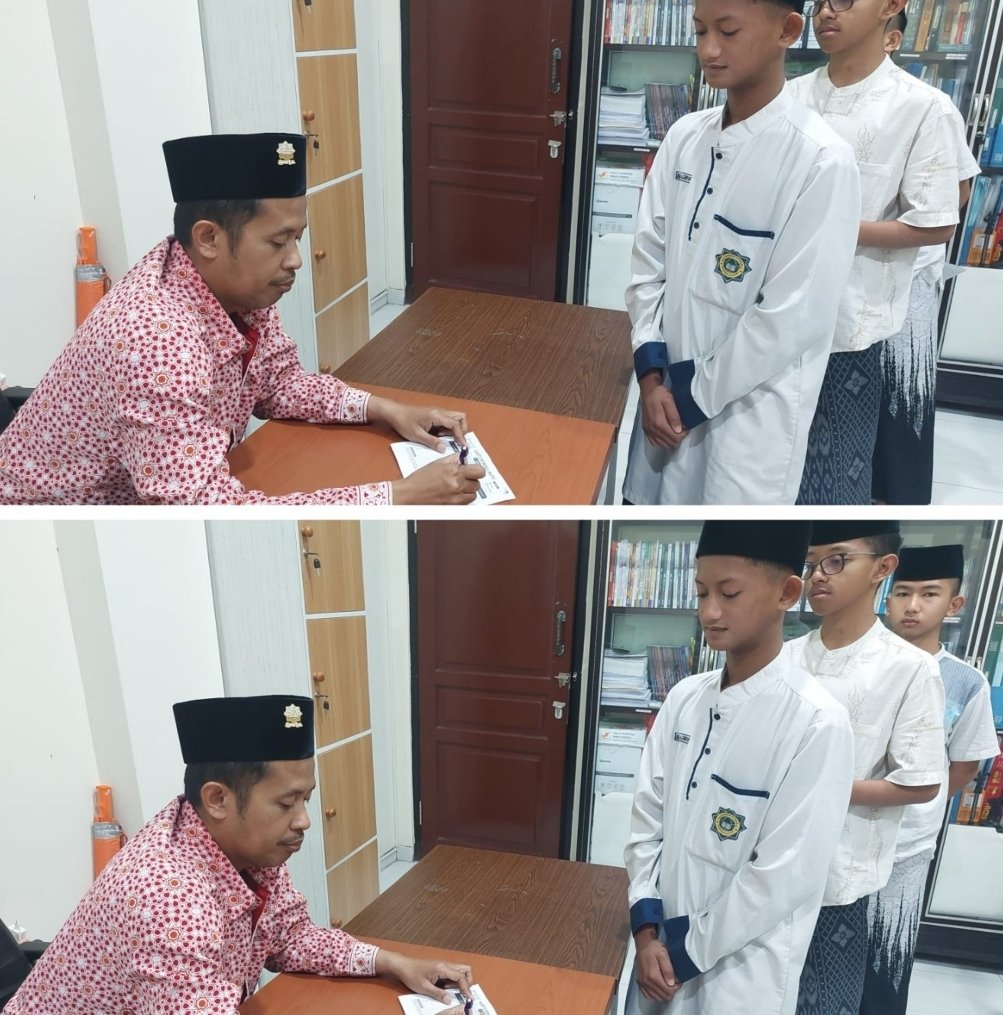 Santri SMP Ar-Rohmah Boarding School Putra secara tertib mengantre bimbingan dan pengecekan Kartu Kendali Mutu (KKM) bersama guru pendamping menjelang ujian. (Foto: Dok. Istimewa)