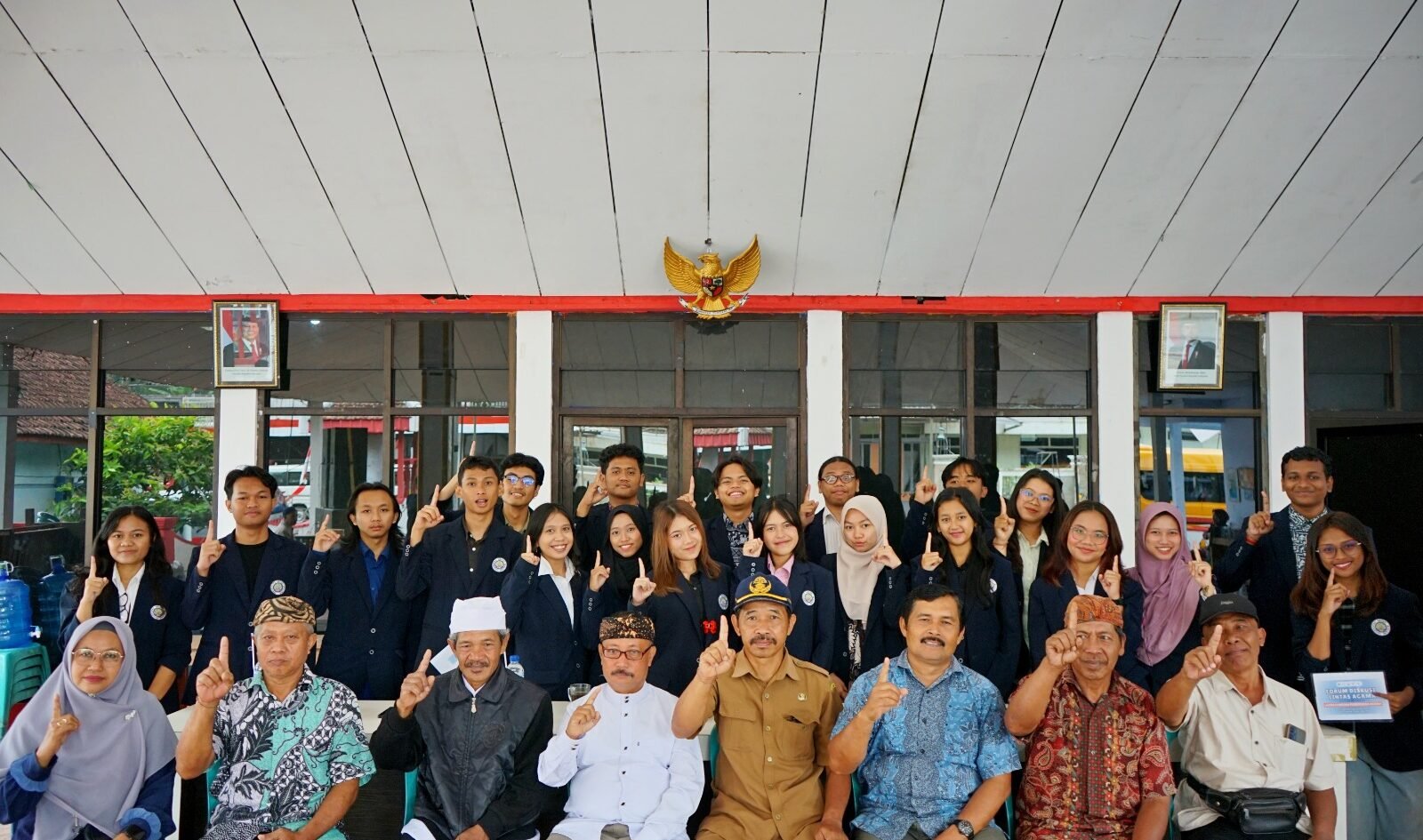 Sivitas akademika Universitas Negeri Malang (UM) bersama aparatur pemerintah desa dan para pemuka lintas agama (Islam, Buddha, Kristen, Hindu, dan tokoh lokal) mengabadikan momen kebersamaan di sela Kegiatan Pemantapan Wawasan dan Perilaku Moderasi Beragama di Desa Wirotaman, Kabupaten Malang.