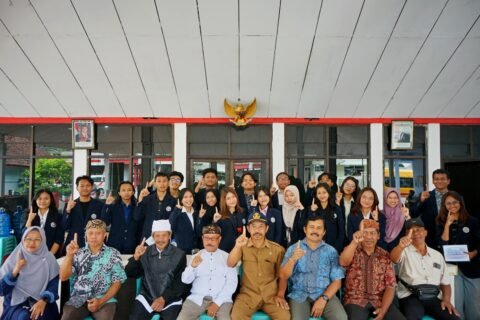 Sivitas akademika Universitas Negeri Malang (UM) bersama aparatur pemerintah desa dan para pemuka lintas agama (Islam, Buddha, Kristen, Hindu, dan tokoh lokal) mengabadikan momen kebersamaan di sela Kegiatan Pemantapan Wawasan dan Perilaku Moderasi Beragama di Desa Wirotaman, Kabupaten Malang.