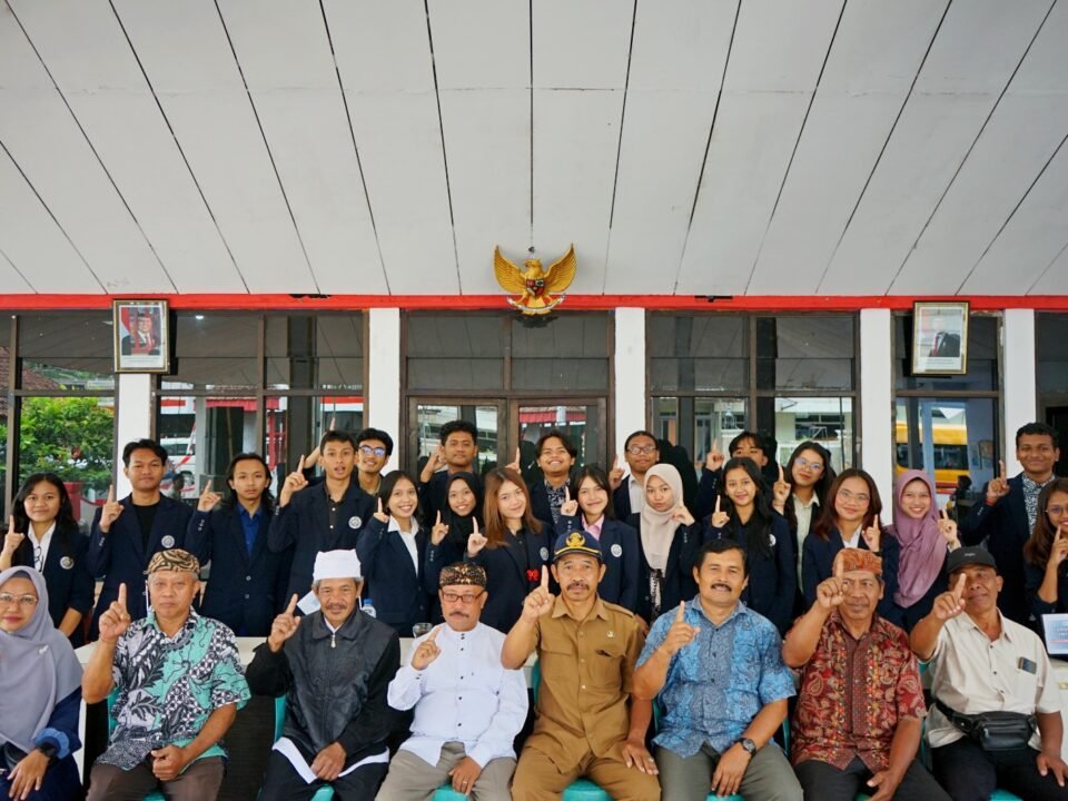 Sivitas akademika Universitas Negeri Malang (UM) bersama aparatur pemerintah desa dan para pemuka lintas agama (Islam, Buddha, Kristen, Hindu, dan tokoh lokal) mengabadikan momen kebersamaan di sela Kegiatan Pemantapan Wawasan dan Perilaku Moderasi Beragama di Desa Wirotaman, Kabupaten Malang.