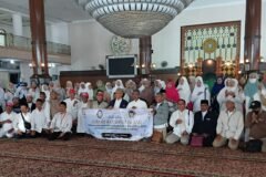 Kepala Kantor Kemenhaj Kota Malang Dr. H. Ahmad Subhan bersama jajaran pengurus Forum Komunikasi KBIHU se-Kota Malang membentangkan spanduk jelang keberangkatan menghadiri Kick-Off Manasik Haji Nasional 2027 di Kota Madiun.