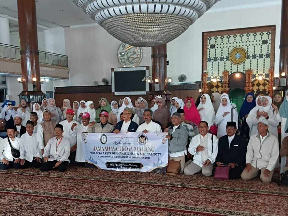 Kepala Kantor Kemenhaj Kota Malang Dr. H. Ahmad Subhan bersama jajaran pengurus Forum Komunikasi KBIHU se-Kota Malang membentangkan spanduk jelang keberangkatan menghadiri Kick-Off Manasik Haji Nasional 2027 di Kota Madiun.