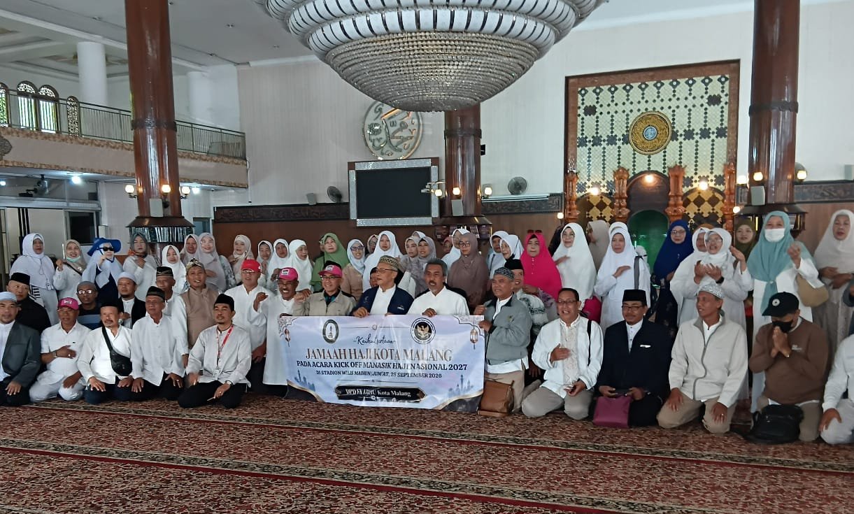 Kepala Kantor Kemenhaj Kota Malang Dr. H. Ahmad Subhan bersama jajaran pengurus Forum Komunikasi KBIHU se-Kota Malang membentangkan spanduk jelang keberangkatan menghadiri Kick-Off Manasik Haji Nasional 2027 di Kota Madiun.
