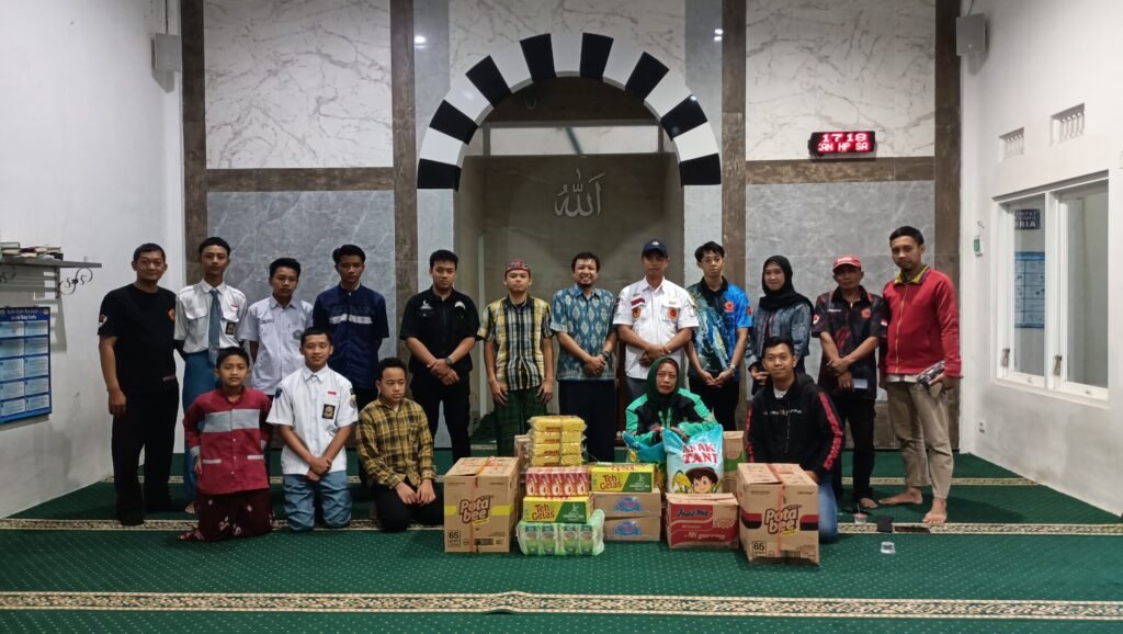 Relawan Divisi Sosial (Divsos) TEKAB Kabupaten Malang saat menyerahkan bantuan paket sembako kepada anak-anak yatim dan dhuafa di LKSA PERHARSIA Singosari, Malang, sebagai wujud kepedulian terhadap sesama.