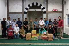 Relawan Divisi Sosial (Divsos) TEKAB Kabupaten Malang saat menyerahkan bantuan paket sembako kepada anak-anak yatim dan dhuafa di LKSA PERHARSIA Singosari, Malang, sebagai wujud kepedulian terhadap sesama.