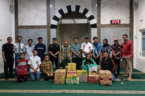 Relawan Divisi Sosial (Divsos) TEKAB Kabupaten Malang saat menyerahkan bantuan paket sembako kepada anak-anak yatim dan dhuafa di LKSA PERHARSIA Singosari, Malang, sebagai wujud kepedulian terhadap sesama.
