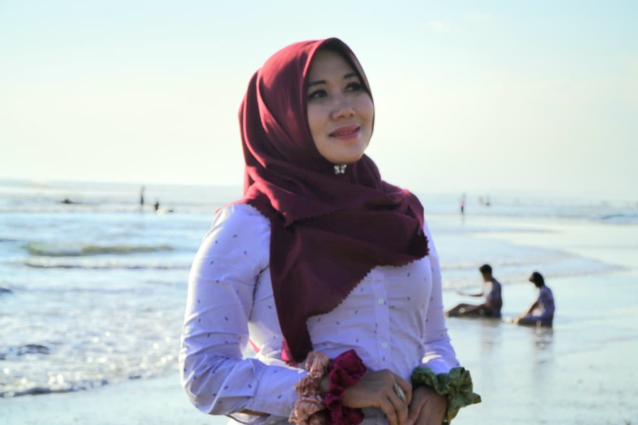 Anggota DPD RI asal Jawa Timur, Dr. Lia Istifhama (Ning Lia), memaknai perhelatan Muktamar ke-35 NU sebagai momentum kebangkitan ekonomi kerakyatan yang inklusif bagi warga sekitar.