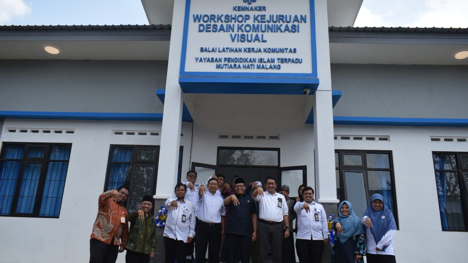Foto bersama dalam acara peresmian Balai Latihan Kerja Komunitas (BLKK) Kejuruan Desain Komunikasi Visual (DKV) YPIT Mutiara Hati di Cemorokandang, Malang, pada Rabu (9/9/2026).