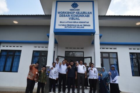 Foto bersama dalam acara peresmian Balai Latihan Kerja Komunitas (BLKK) Kejuruan Desain Komunikasi Visual (DKV) YPIT Mutiara Hati di Cemorokandang, Malang, pada Rabu (9/9/2026).