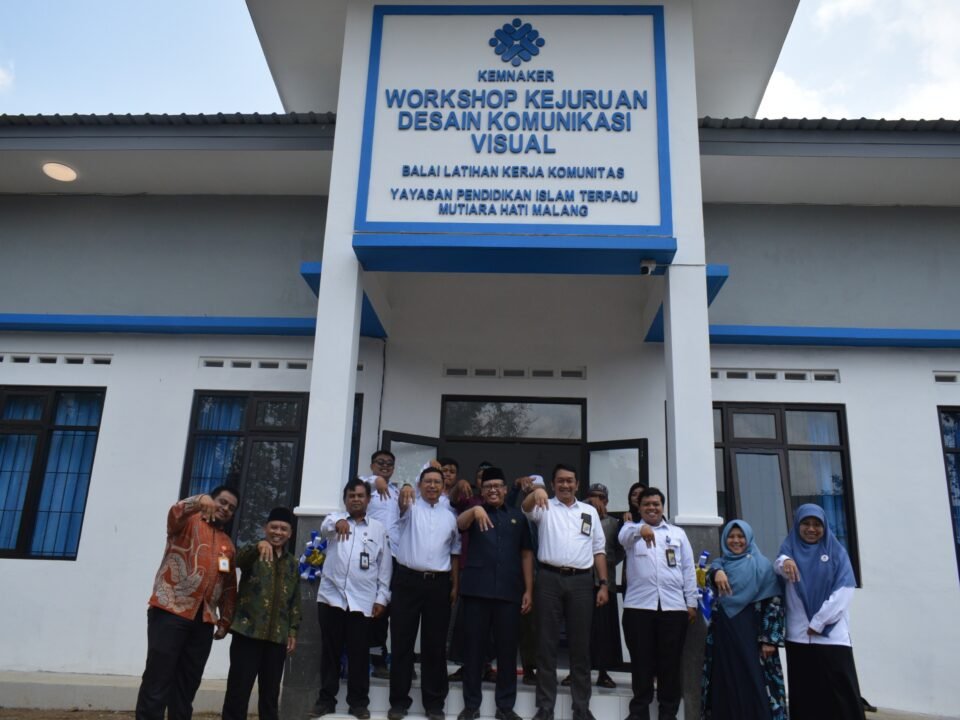 Foto bersama dalam acara peresmian Balai Latihan Kerja Komunitas (BLKK) Kejuruan Desain Komunikasi Visual (DKV) YPIT Mutiara Hati di Cemorokandang, Malang, pada Rabu (9/9/2026).