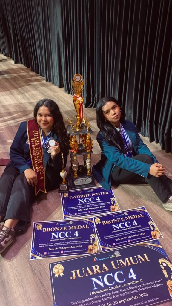 Dua mahasiswa delegasi FBiPK Universitas Brawijaya tersenyum bangga memamerkan piala Juara Umum, selempang kejuaraan, medali, serta sertifikat penghargaan Nusantara Creative Competition (NCC) 4 di Universitas Udayana, Bali.