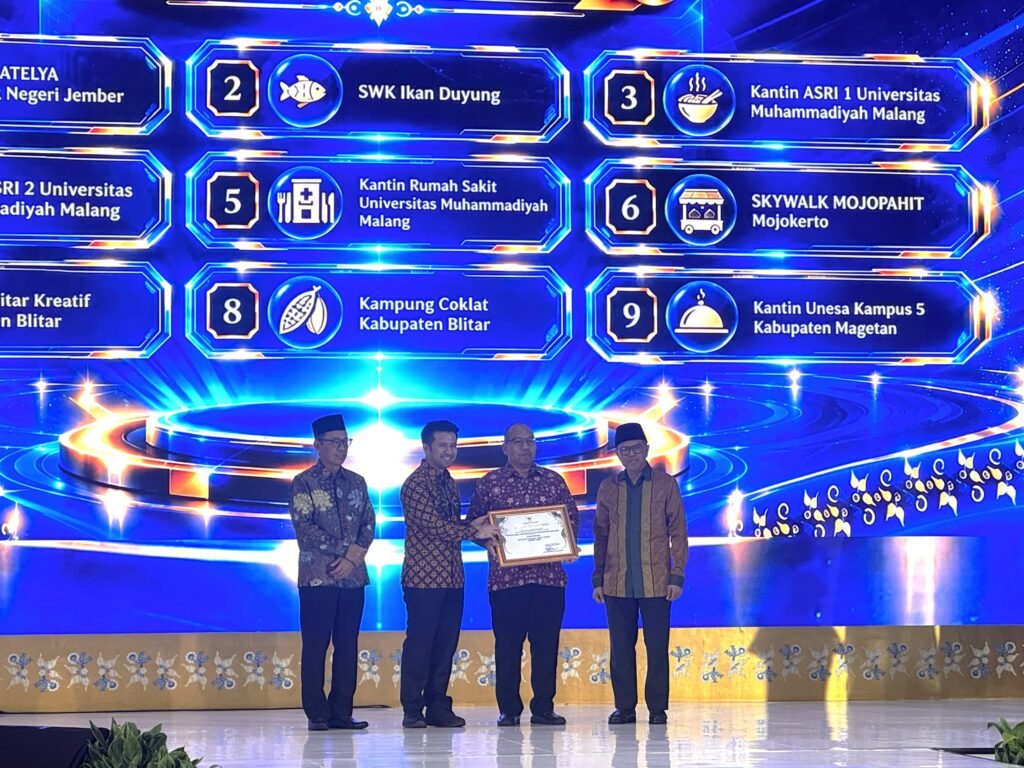 Perwakilan Universitas Muhammadiyah Malang (UMM) saat menerima piagam penghargaan penetapan Zona KHAS (Kantin Asri 1, Kantin Asri 2, dan Kantin RS UMM) dalam ajang FESyar Jawa 2026 di Grand City Surabaya, Minggu (27/9/2026).
