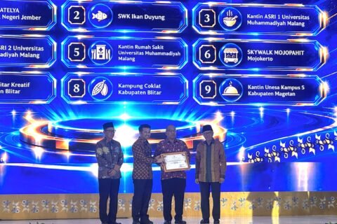 Perwakilan Universitas Muhammadiyah Malang (UMM) saat menerima piagam penghargaan penetapan Zona KHAS (Kantin Asri 1, Kantin Asri 2, dan Kantin RS UMM) dalam ajang FESyar Jawa 2026 di Grand City Surabaya, Minggu (27/9/2026).