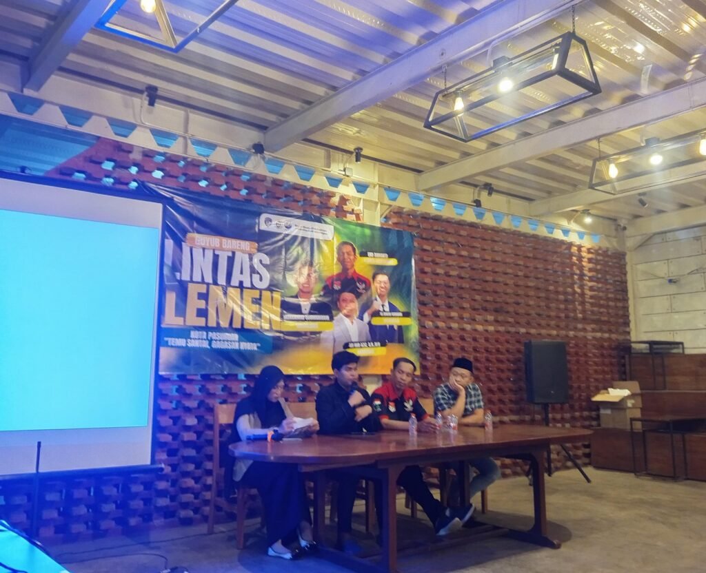 Perwakilan elemen mahasiswa, komunitas ojek online (PDOI), dan narasumber saat berdiskusi dalam forum dialog lintas elemen di Mie SS Kota Pasuruan guna membahas regulasi perlindungan kerja dan pembenahan tata kelola kota, Senin (28/9/2026).
