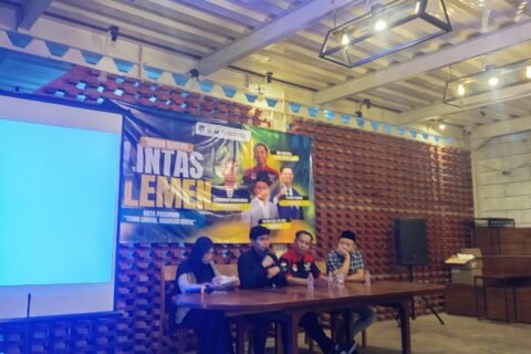 Perwakilan elemen mahasiswa, komunitas ojek online (PDOI), dan narasumber saat berdiskusi dalam forum dialog lintas elemen di Mie SS Kota Pasuruan guna membahas regulasi perlindungan kerja dan pembenahan tata kelola kota, Senin (28/9/2026).