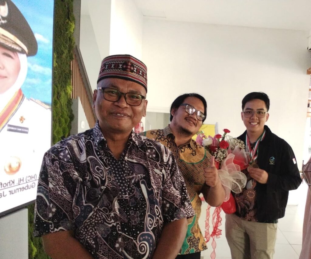 Br. Antonius Sumardi, O.Carm (kiri) bersama siswa berprestasi SMA Dempo, Louis (kanan), yang berhasil meraih medali di ajang internasional.