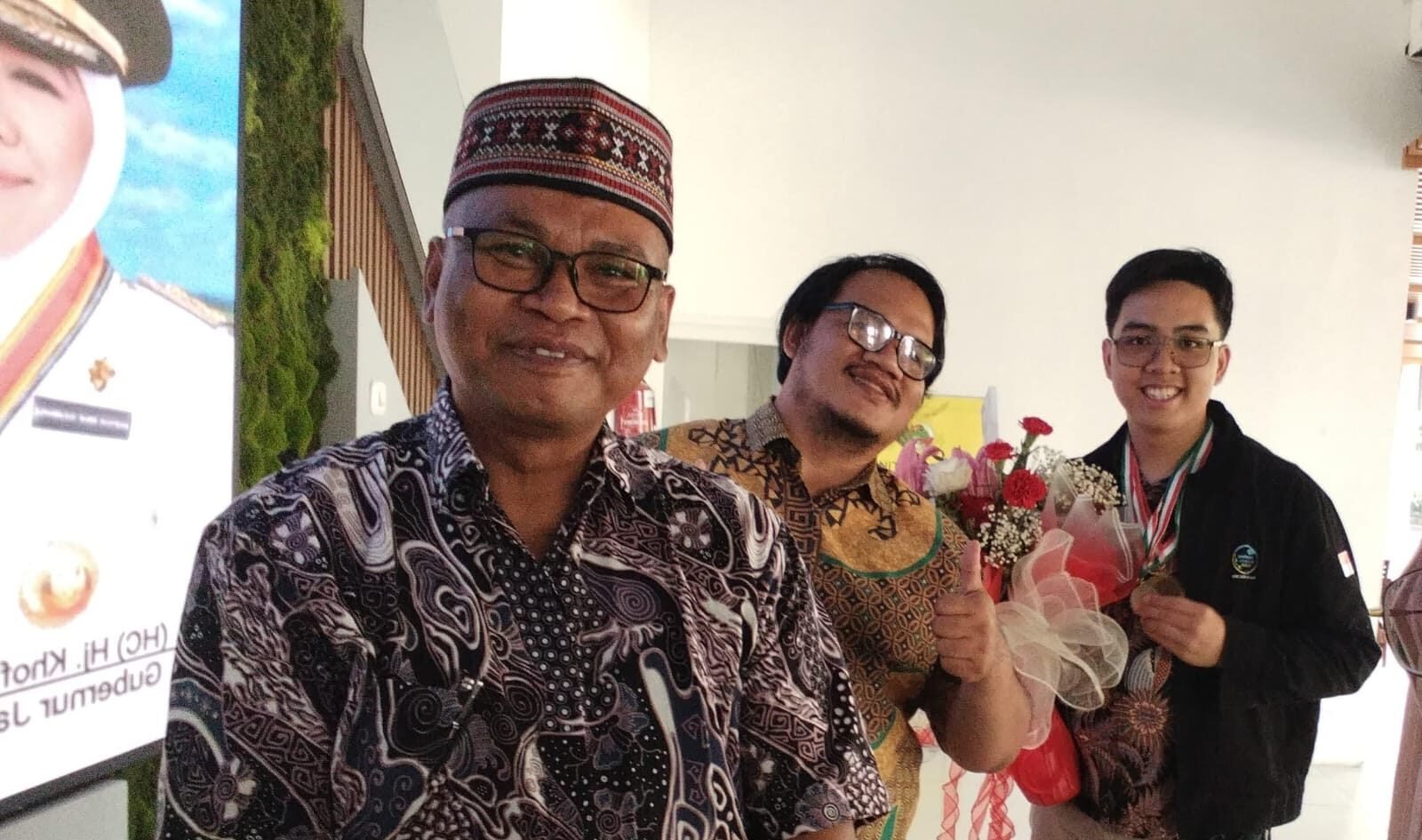 Br. Antonius Sumardi, O.Carm (kiri) bersama siswa berprestasi SMA Dempo, Louis (kanan), yang berhasil meraih medali di ajang internasional.