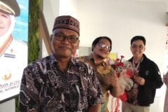 Br. Antonius Sumardi, O.Carm (kiri) bersama siswa berprestasi SMA Dempo, Louis (kanan), yang berhasil meraih medali di ajang internasional.