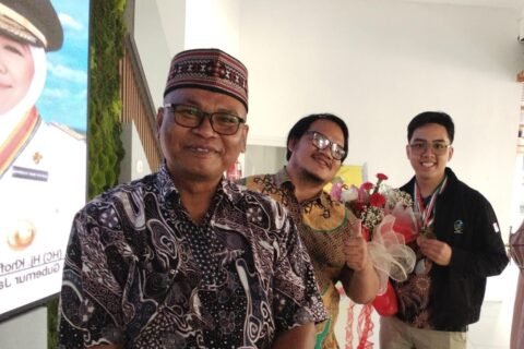 Br. Antonius Sumardi, O.Carm (kiri) bersama siswa berprestasi SMA Dempo, Louis (kanan), yang berhasil meraih medali di ajang internasional.