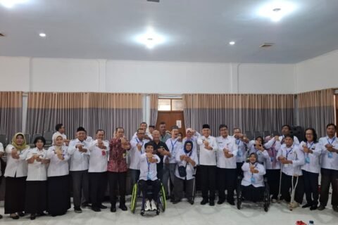 Para peserta penyandang disabilitas bersama jajaran panitia dan perwakilan Disnakertrans berfoto bersama usai pembukaan program pelatihan dan penempatan kerja sektor formal di Jawa Timur.