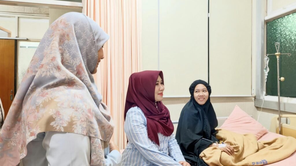 Anggota DPD RI, Lia Istifhama (kiri), tampak berbincang hangat saat menjenguk korban keracunan program Makan Bergizi Gratis yang tengah menjalani perawatan intensif di rumah sakit, Rabu malam (2/9/2026).