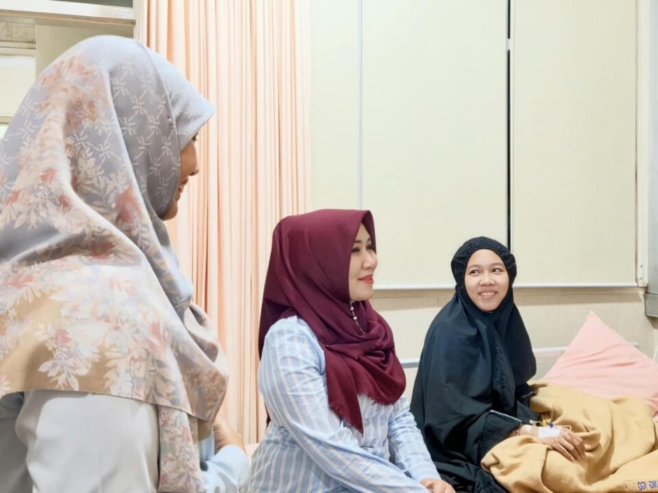 Anggota DPD RI, Lia Istifhama (kiri), tampak berbincang hangat saat menjenguk korban keracunan program Makan Bergizi Gratis yang tengah menjalani perawatan intensif di rumah sakit, Rabu malam (2/9/2026).