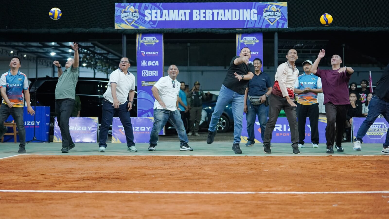 Bupati Pasuruan dan Ketua DPRD pukul bola tanda mulai laga