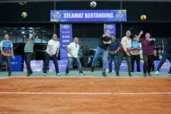 Bupati Pasuruan dan Ketua DPRD pukul bola tanda mulai laga