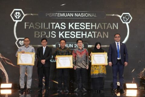 Penyerahan penghargaan bergengsi kepada perwakilan fasilitas kesehatan berprestasi dalam acara Pertemuan Nasional Fasilitas Kesehatan BPJS Kesehatan Tahun 2026, yang menegaskan komitmen transformasi mutu layanan JKN.
