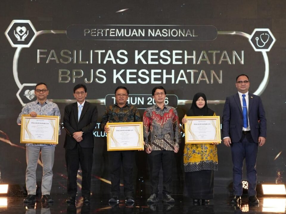 Penyerahan penghargaan bergengsi kepada perwakilan fasilitas kesehatan berprestasi dalam acara Pertemuan Nasional Fasilitas Kesehatan BPJS Kesehatan Tahun 2026, yang menegaskan komitmen transformasi mutu layanan JKN.