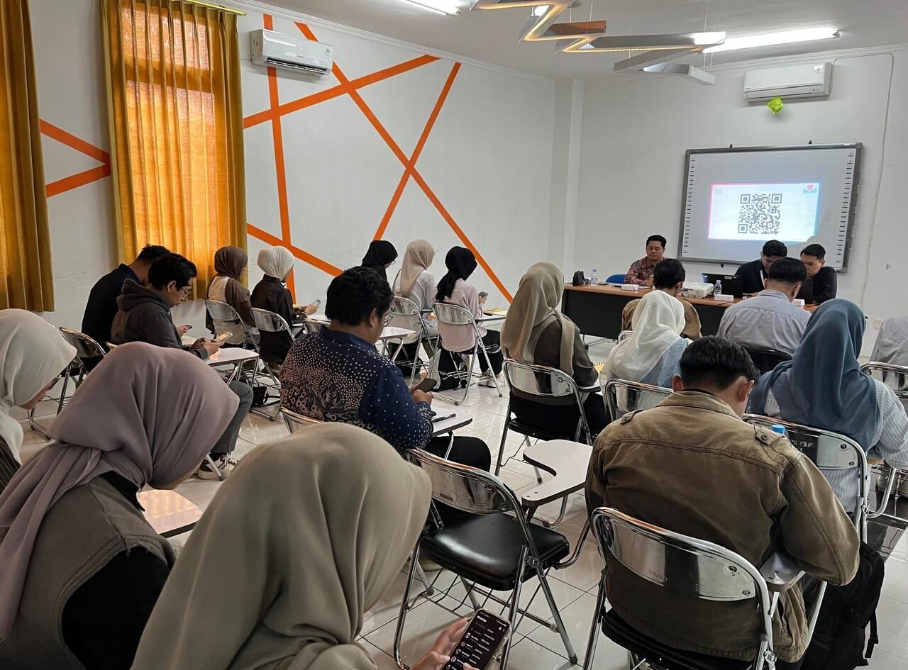 Suasana di dalam ruangan Gedung Oesman Mansoer saat para peserta yang terdiri dari mahasiswa dan alumni fokus menyimak pemaparan materi terkait peluang karier di dunia profesional.