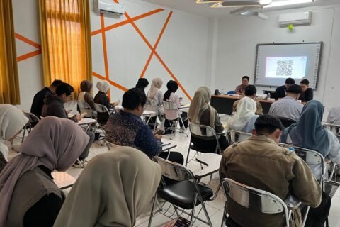 Suasana di dalam ruangan Gedung Oesman Mansoer saat para peserta yang terdiri dari mahasiswa dan alumni fokus menyimak pemaparan materi terkait peluang karier di dunia profesional.